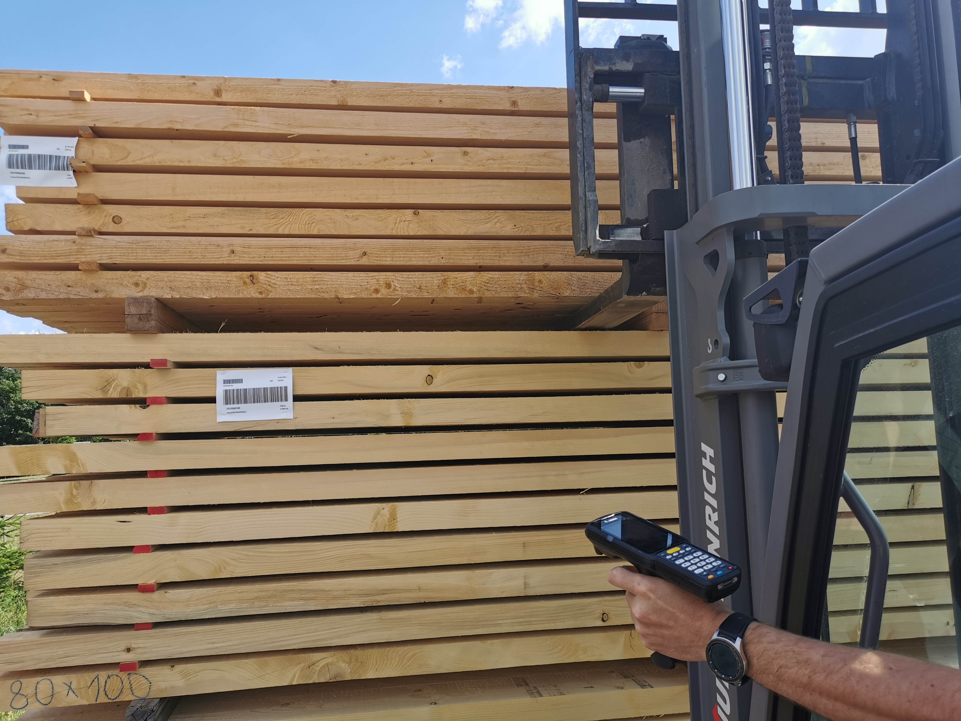 Handling bales of sawn timber